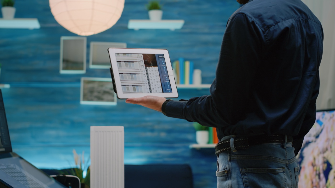 Fachkraft bei der Arbeit mit digitalen Tools