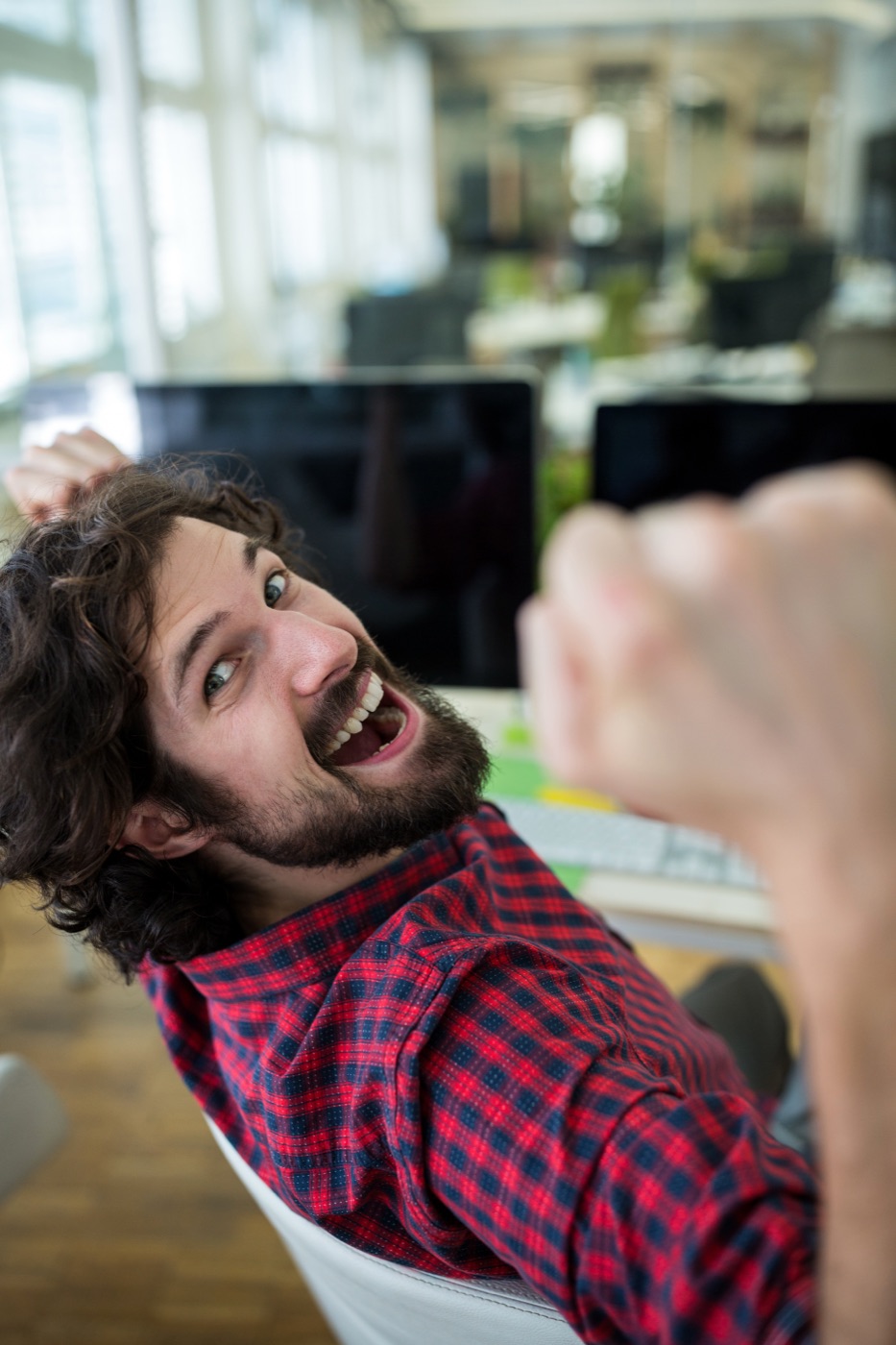 Zufriedener Mitarbeiter im Büro